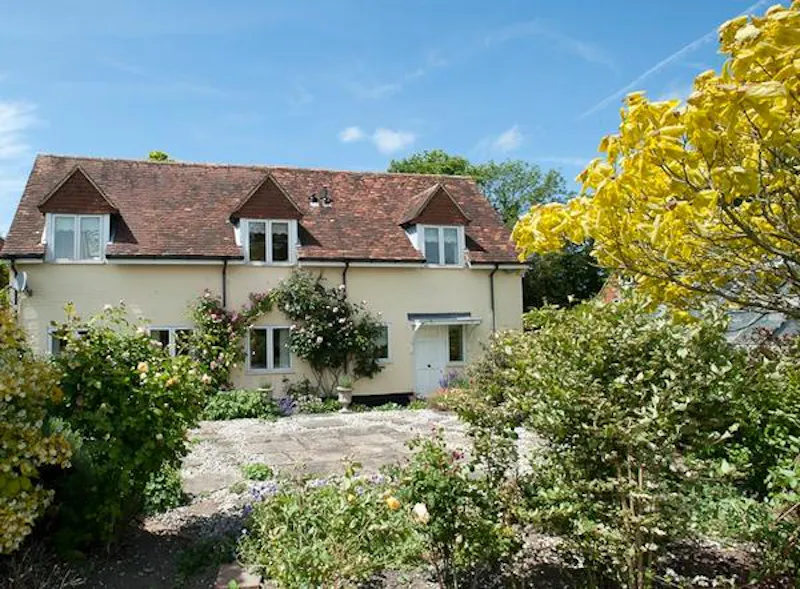Stable / Outbuildings at Kent traditional country house, M286 (photo 28)