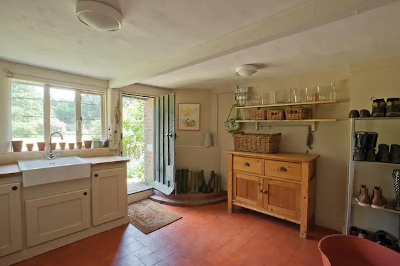 Kitchen at Kent traditional country house, M286 (photo 21)