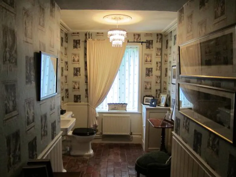 Bathroom at Kent traditional country house, M286 (photo 20)