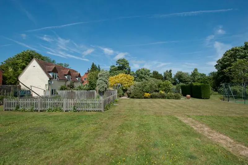 Garden at Kent traditional country house, M286 (photo 32)