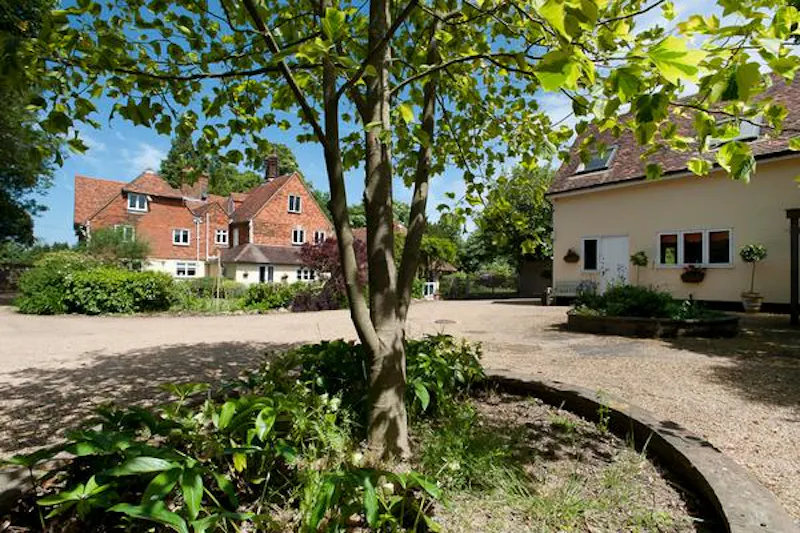 Driveway at Kent traditional country house, M286 (photo 33)