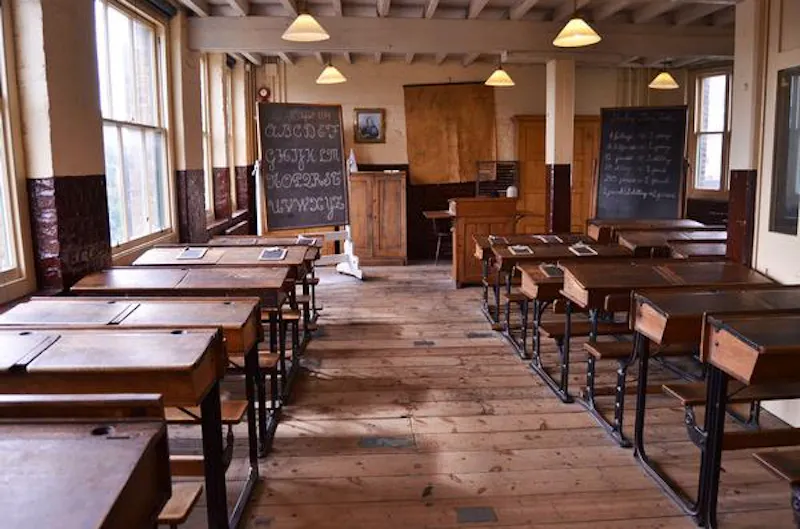 Beams at Mile End Victorian school, J211 (photo 3)