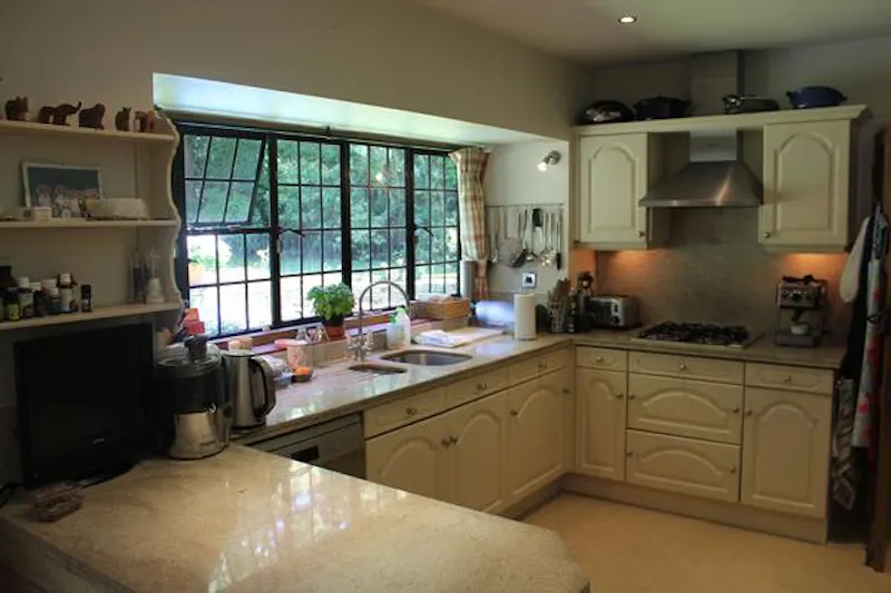 Kitchen at Arts and Crafts Imrrie in Esher, M288 (photo 2)