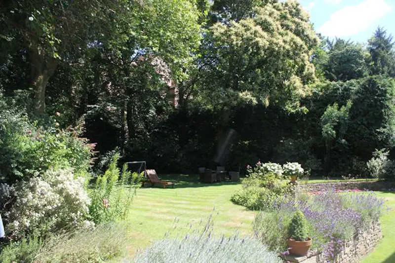 Garden at Arts and Crafts Imrrie in Esher, M288 (photo 43)