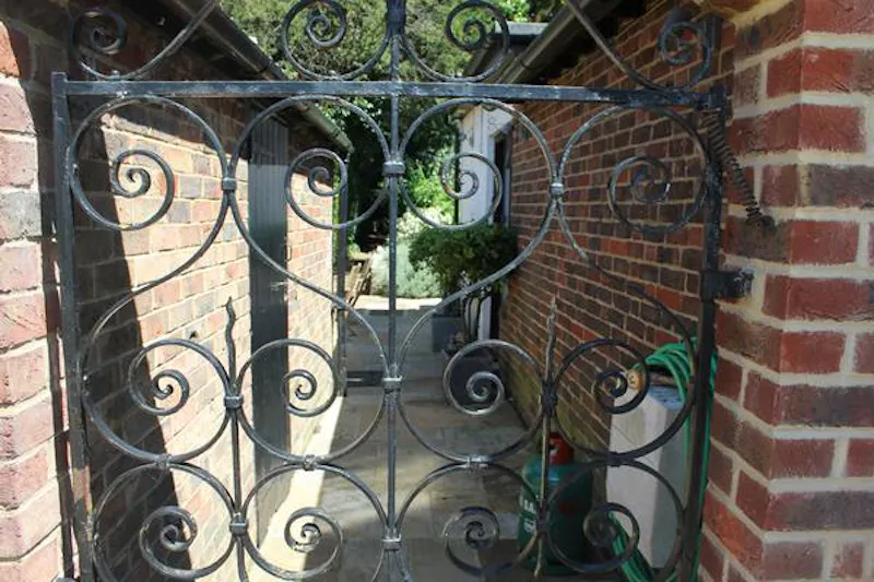 Arts and Crafts Imrrie in Esher, M288 (photo 49)