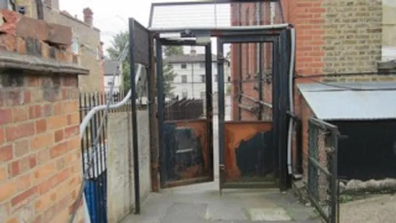 Gate at Industrial space in Honor Oak, N384 (photo 12)
