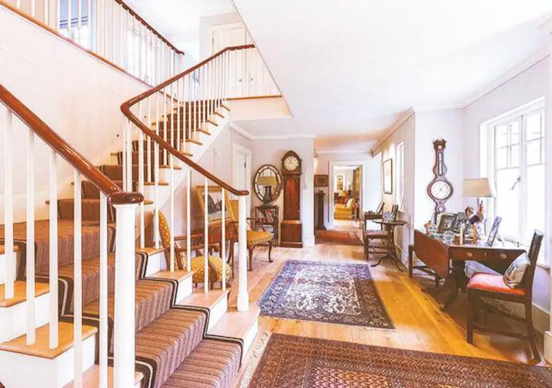 Entrance hall at Film location D2191 in East Sussex (photo 5)