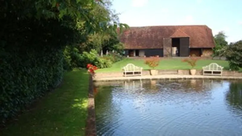 Pond at Film location L652 in Kent (photo 8)