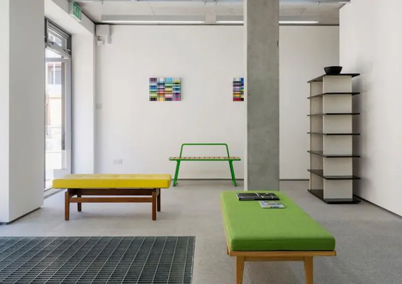 Modern Cambridge Heath studio, N386 (photo 2)