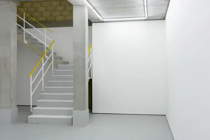 Modern Cambridge Heath studio, N386 (photo 6)