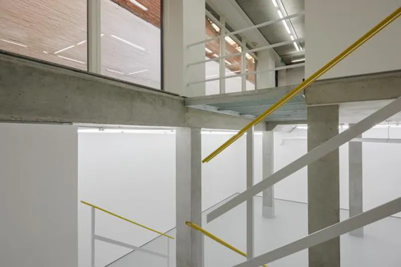 Modern Cambridge Heath studio, N386 (photo 9)