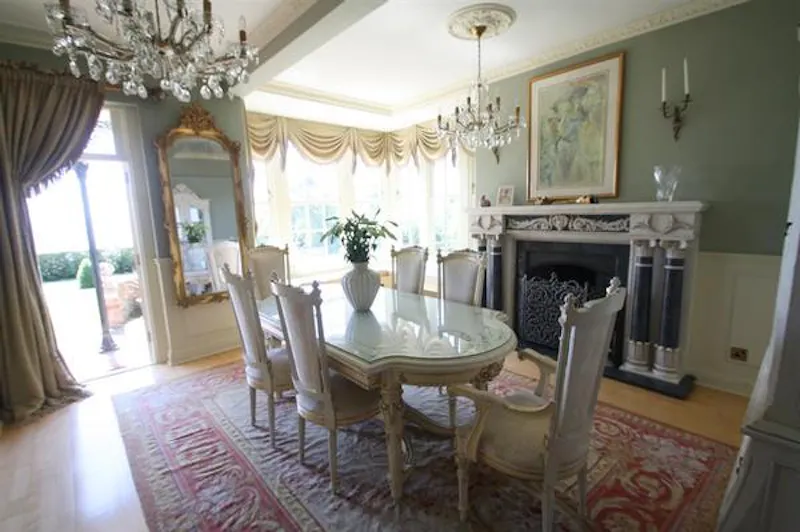 Dining room at Southend esplanade house, D2194 (photo 4)