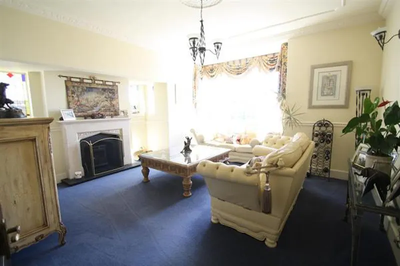 Living Room at Southend esplanade house, D2194 (photo 7)