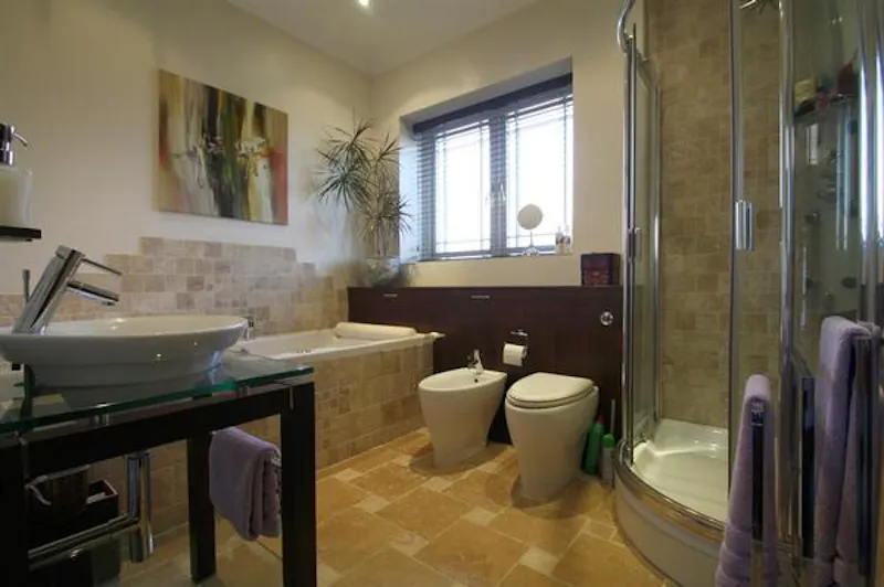 Bathroom at Southend esplanade house, D2194 (photo 19)