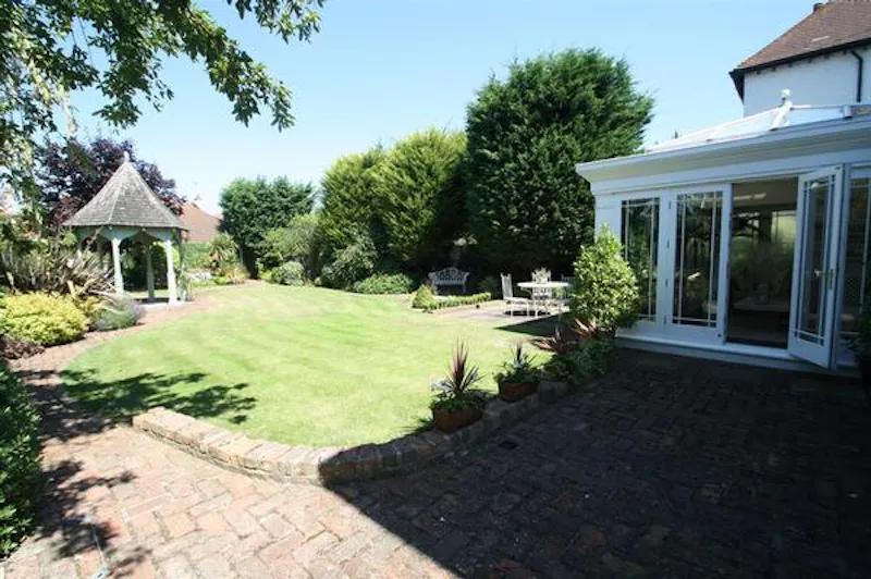 Garden at Southend esplanade house, D2194 (photo 22)