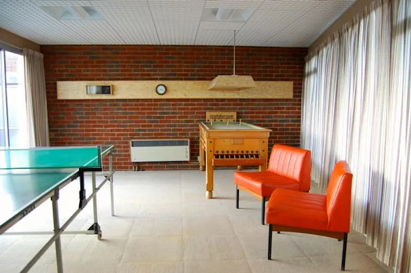 Exposed brick at Whitstable retro house, D2195 (photo 5)