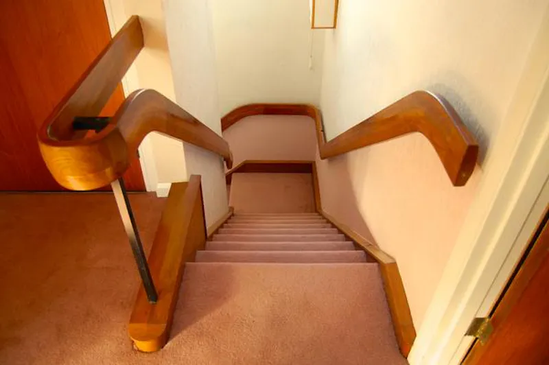 Staircase at Whitstable retro house, D2195 (photo 9)