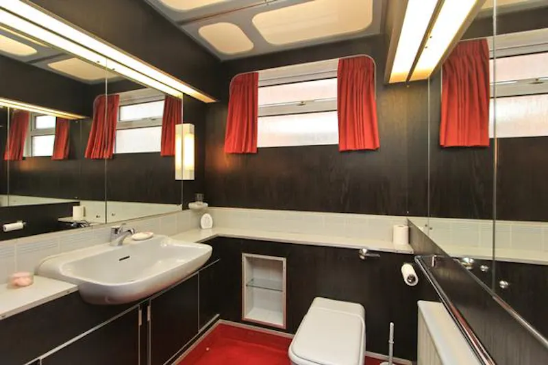 Bathroom at Whitstable retro house, D2195 (photo 8)