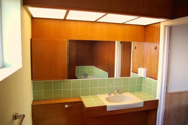 Bathroom at Whitstable retro house, D2195 (photo 12)