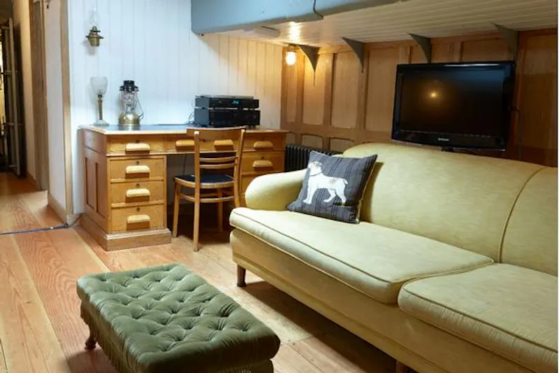 Study at St Katherine's luxury barge, HSE24 (photo 8)