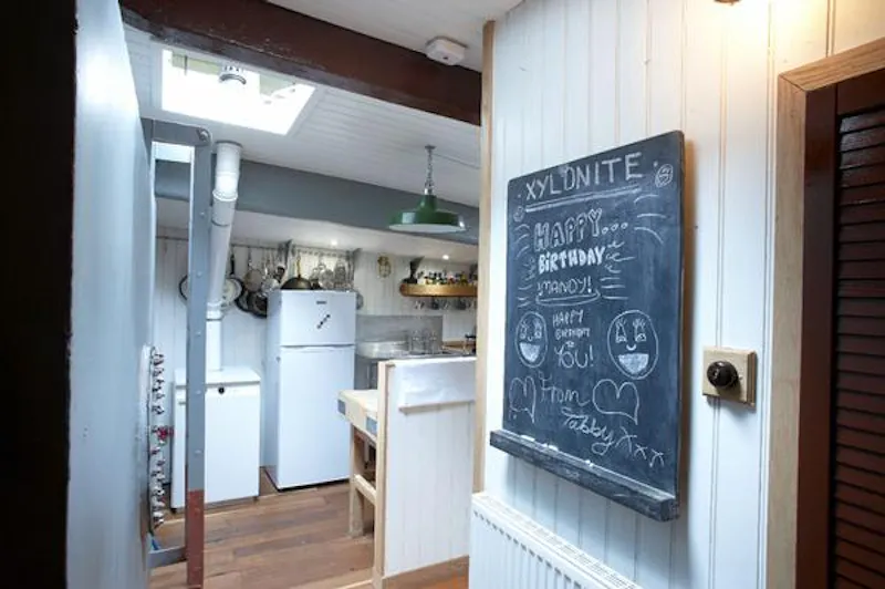 Panelling at St Katherine's luxury barge, HSE24 (photo 11)
