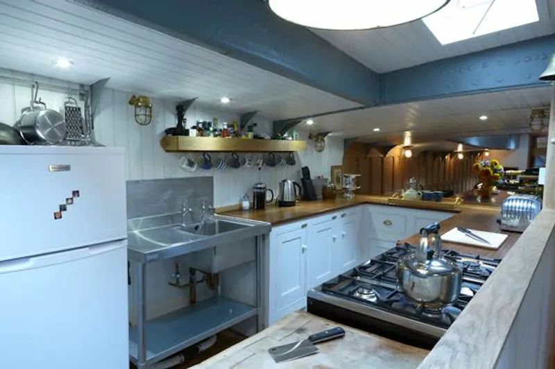 St Katherine's luxury barge, HSE24 (photo 13)
