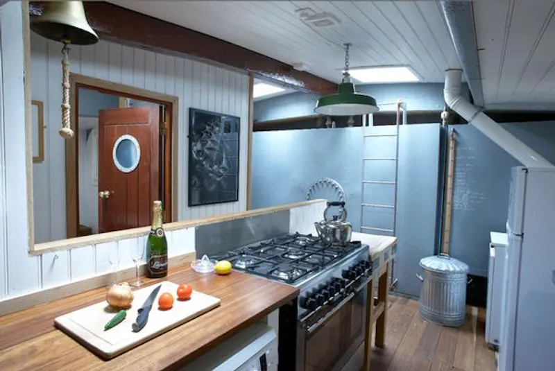 St Katherine's luxury barge, HSE24 (photo 15)