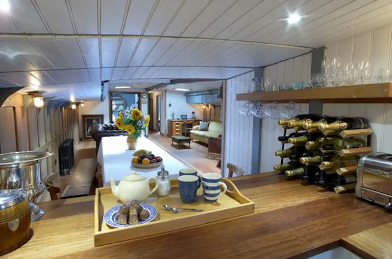 Open plan at St Katherine's luxury barge, HSE24 (photo 16)