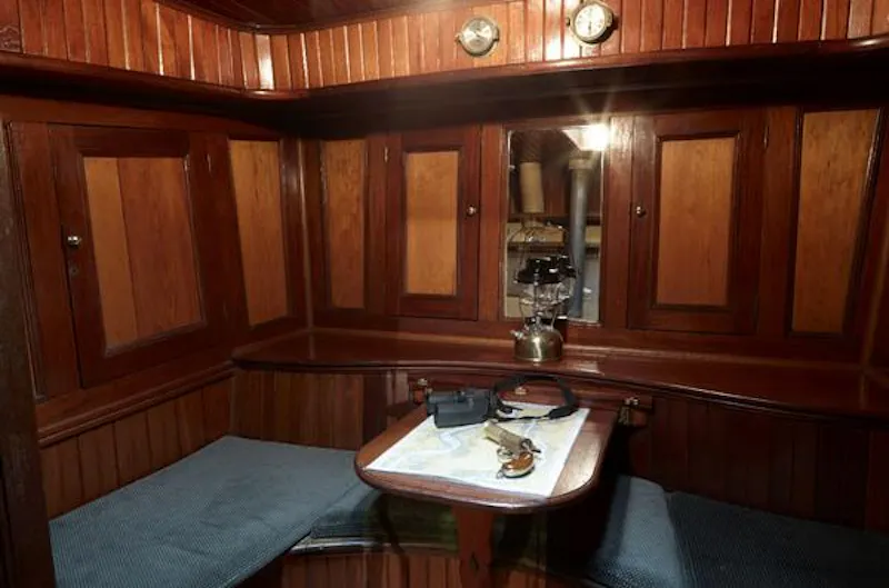 Panelling at St Katherine's luxury barge, HSE24 (photo 21)