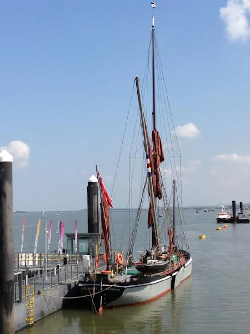 St Katherine's luxury barge, HSE24 (photo 39)