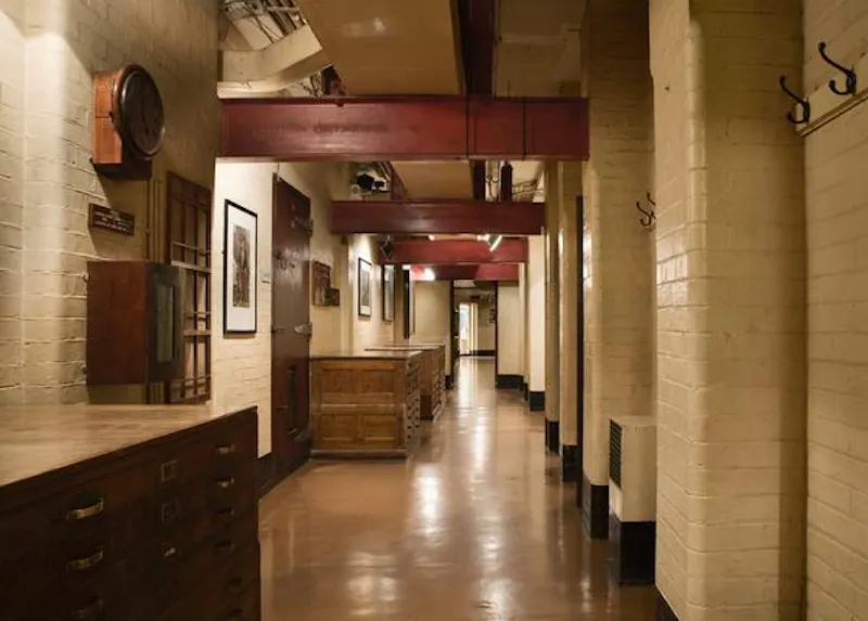 Beams at Westminster WWII rooms, Q84 (photo 9)