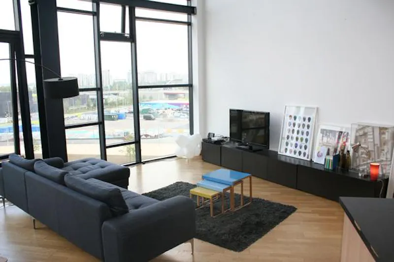 Living Room at Double height Stratford flat, F1060 (photo 3)
