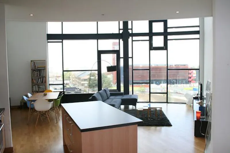 Double height Stratford flat, F1060 (photo 7)
