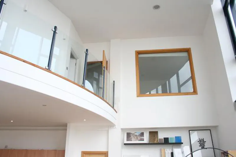 Double height Stratford flat, F1060 (photo 14)