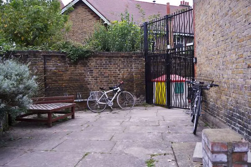 Courtyard at Loughborough Junction music hall, N387 (photo 37)