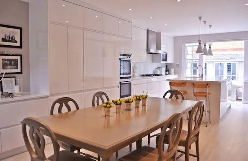 Dining room at Film location D2198 in London (photo 7)