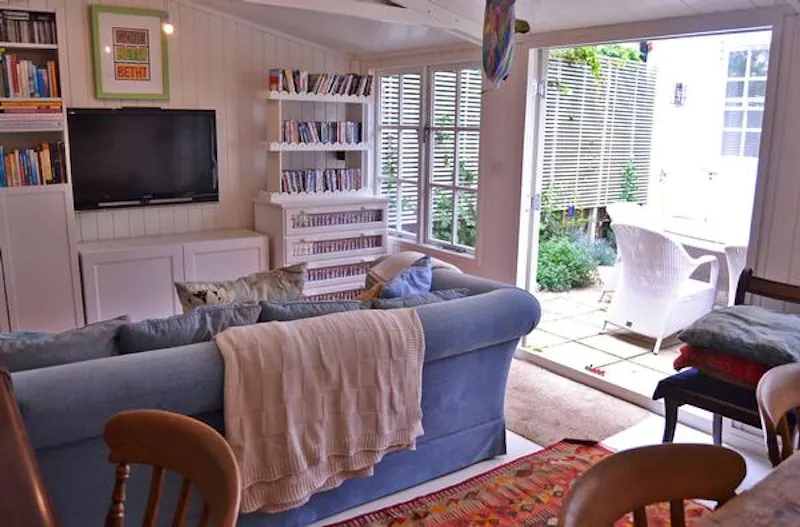 Living Room at Film location D2198 in London (photo 14)