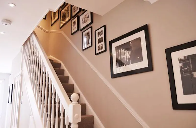 Staircase at Film location D2198 in London (photo 16)