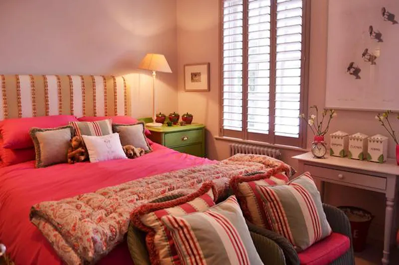 Bedroom at Film location D2198 in London (photo 19)
