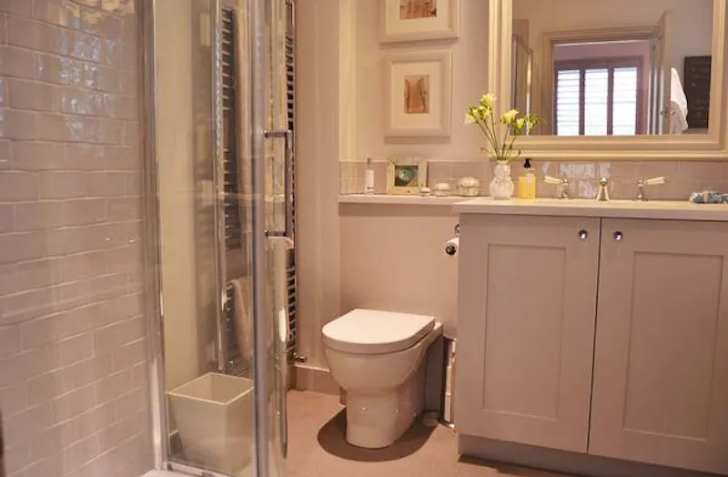 Bathroom at Film location D2198 in London (photo 25)