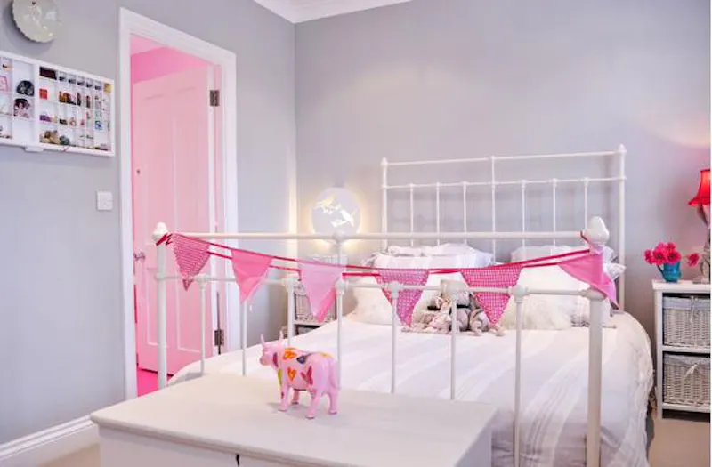 Bedroom - child's at Film location D2198 in London (photo 28)