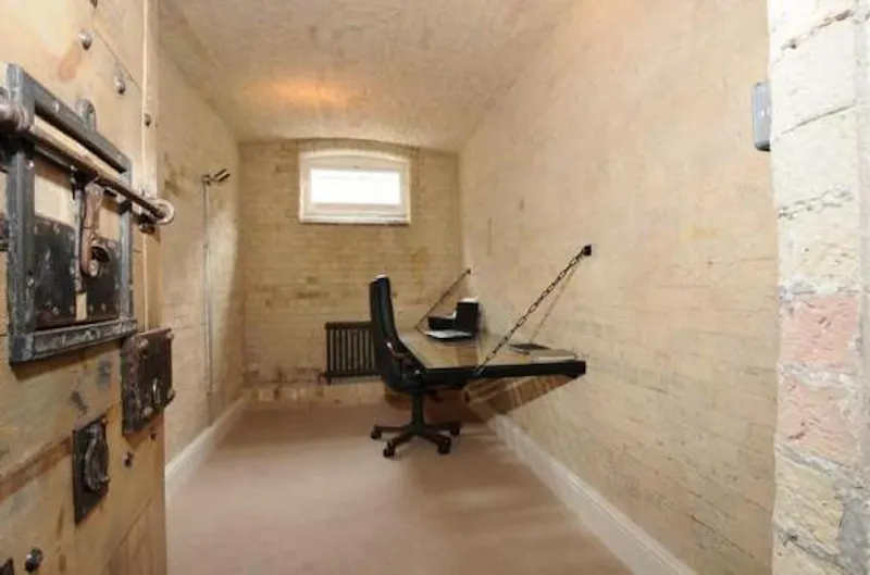 Royston converted police station, Q85 (photo 9)