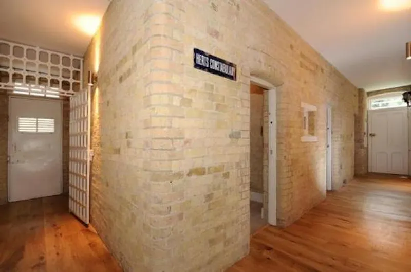 Royston converted police station, Q85 (photo 16)