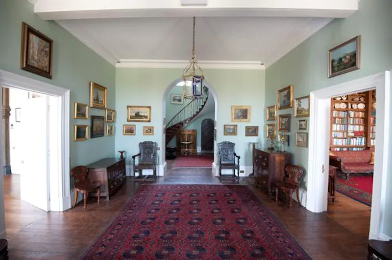 Entrance hall at Stately Georgian house in Ledbury, A1362 (photo 2)