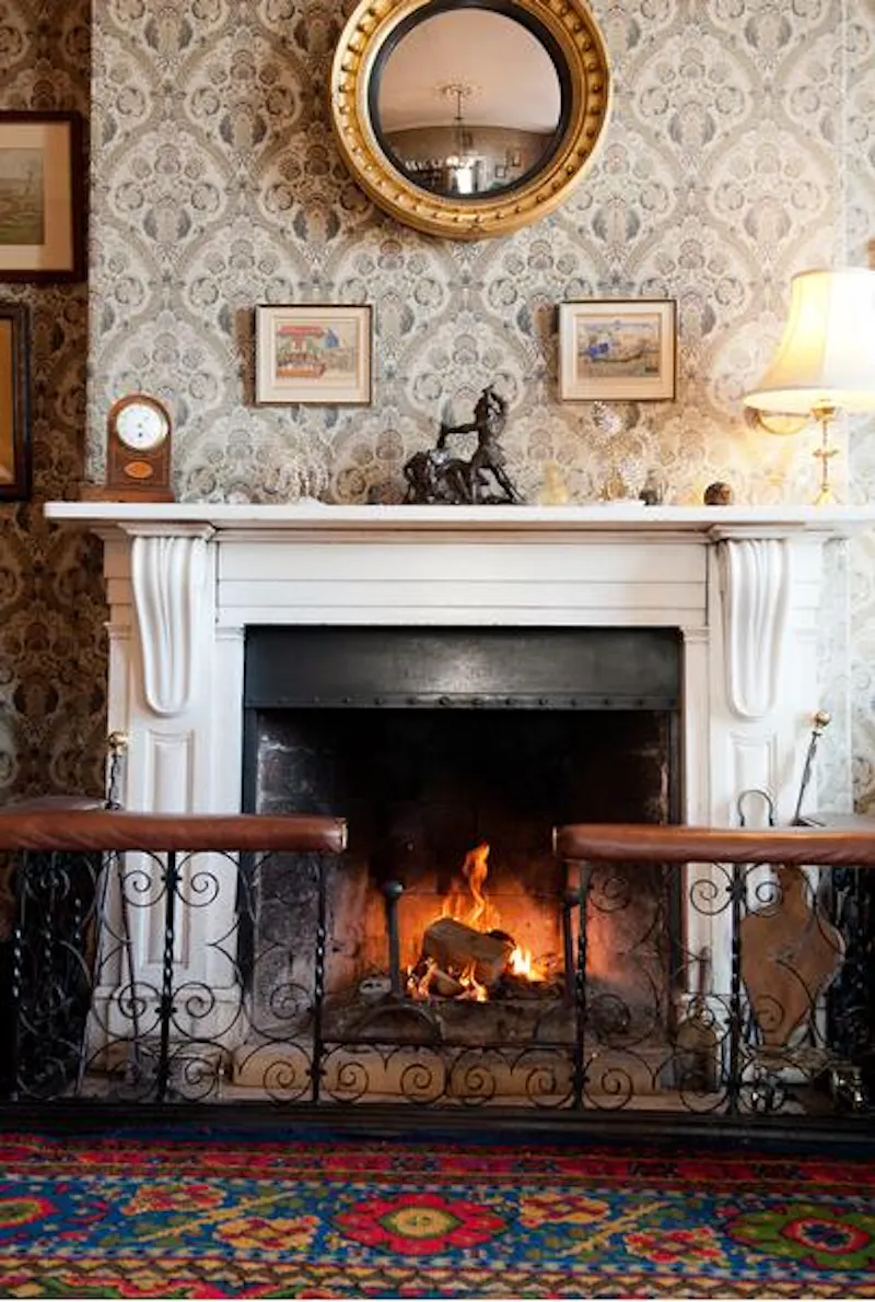 Fireplace at Stately Georgian house in Ledbury, A1362 (photo 5)