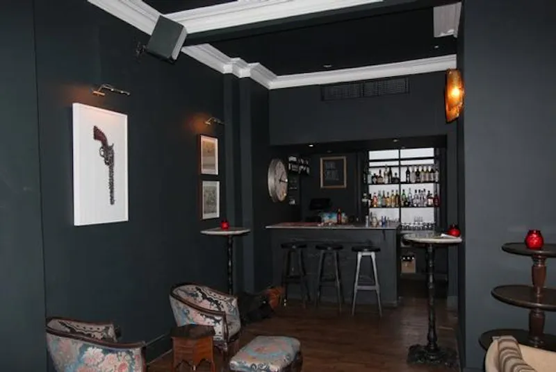 Bar at Film location R789 in London (photo 5)