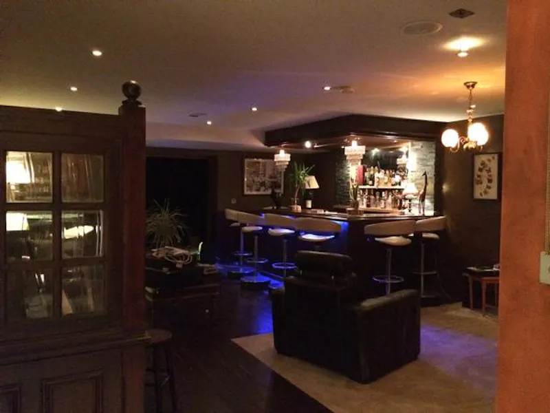 Bar at Film location D2200 in Hertfordshire (photo 9)