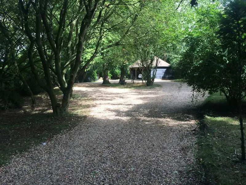 Driveway at Film location D2200 in Hertfordshire (photo 24)