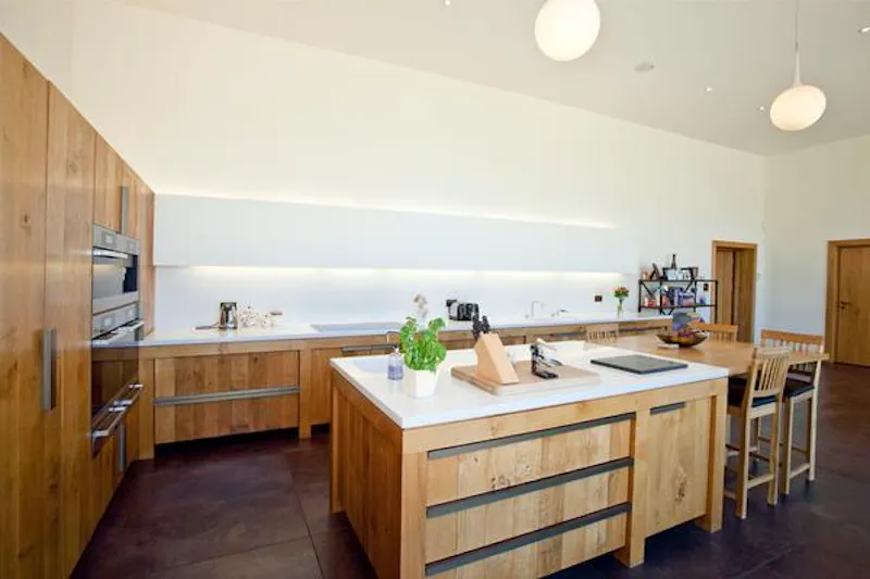 Kitchen at Film location D2201 in Lincolnshire (photo 5)
