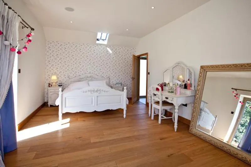 Bedroom at Film location D2201 in Lincolnshire (photo 11)